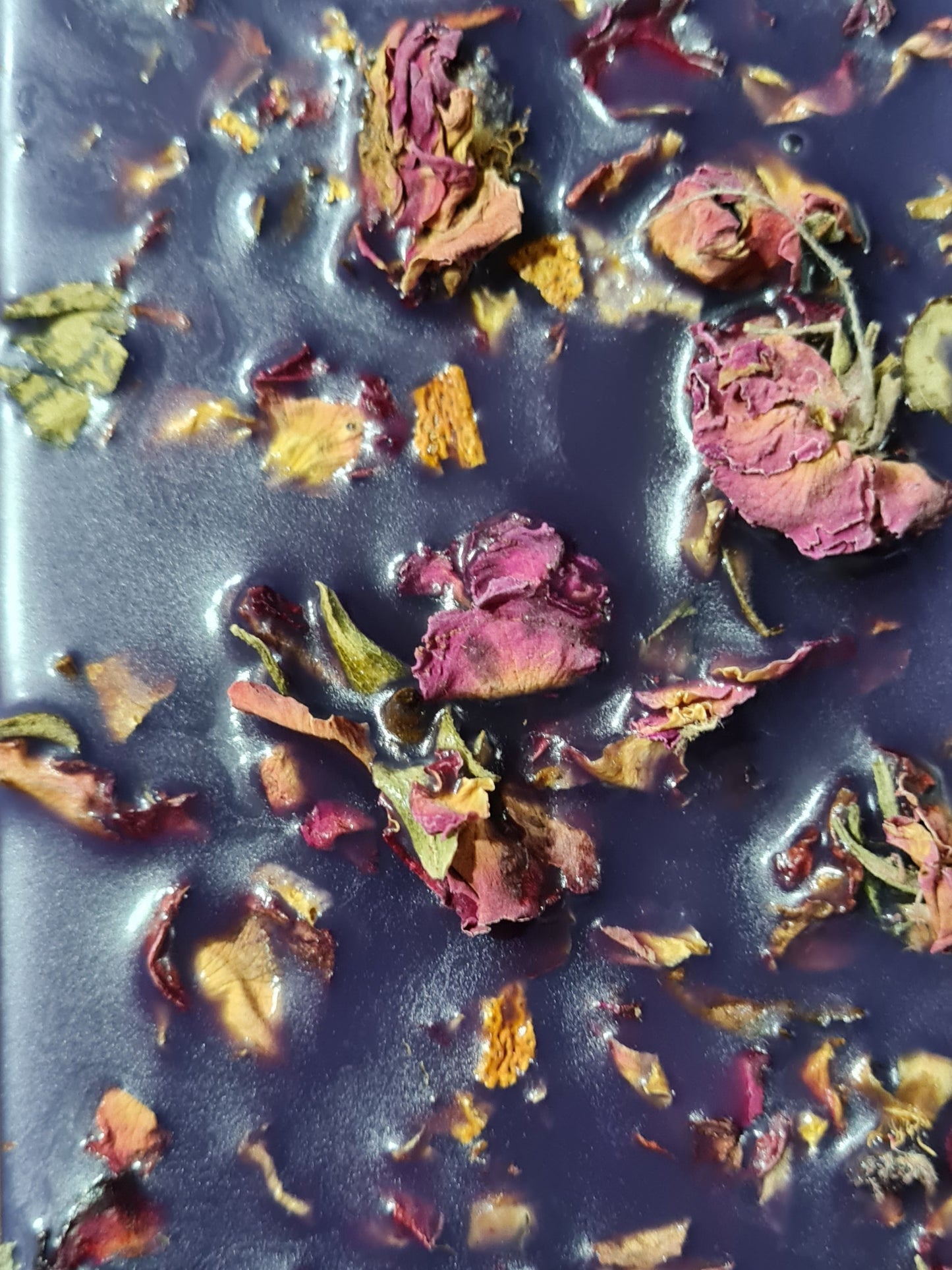 Pomegranate and rose scented 30g or 90g strongly scented wax melt snap bars. Eco friendly waxed paper packaging. Brighton Rock Workshop wax melts made in Spain and the United Kingdom, available in two sizes. Suitable for tea light or electric burners