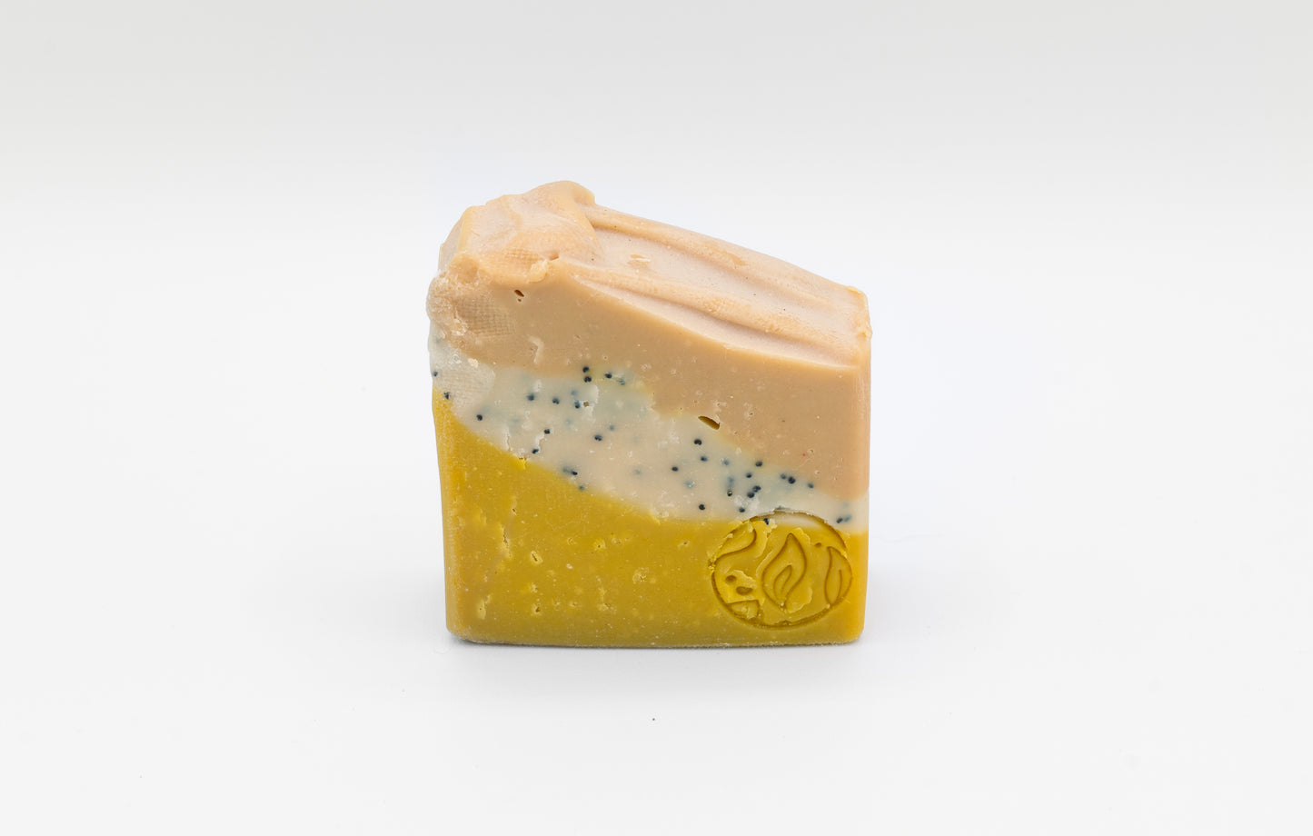 lemongrass & ginger detoxifying aromatherapy scanted natural soap in cotton drawstring bag with Brighton Rock Workshop label. Handmade in Spain. Made with natural skin-loving ingredients. Olive oil, shea butter, coconut oil, cocoa butter, rose clay and botanical ingredients. eco friendly and sustainable