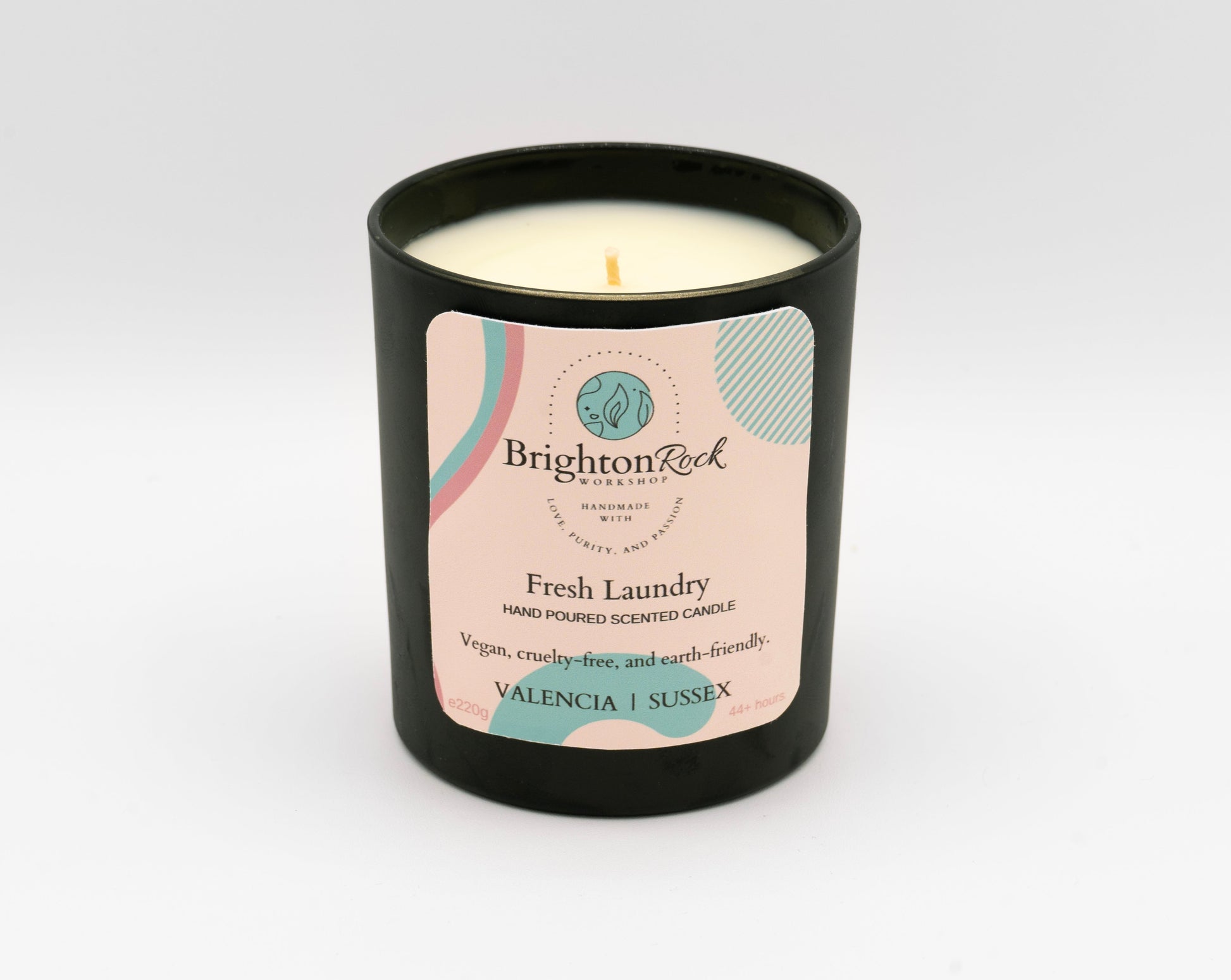 Fresh Laundry Brighton Rock Workshop independent brand scented candle in 220g black Italian glass jar. Strongly scented home fragrance, made in Alicante, Spain. Ships to Europe and the UK. Eco-friendly packaging, vegan & cruelty-free
