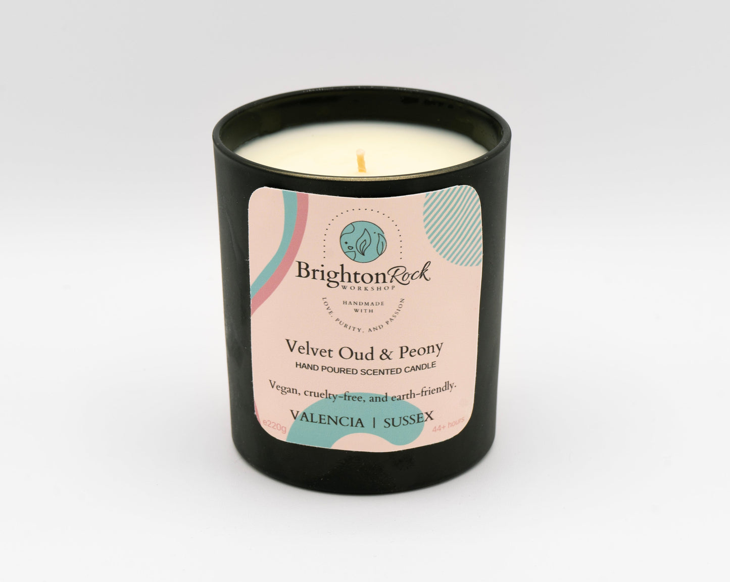 velvet oud & peony Brighton Rock Workshop independent brand scented candle in 220g black Italian glass jar. Strongly scented home fragrance, made in Alicante, Spain. Ships to Europe and the UK. Eco-friendly packaging, vegan & cruelty-free