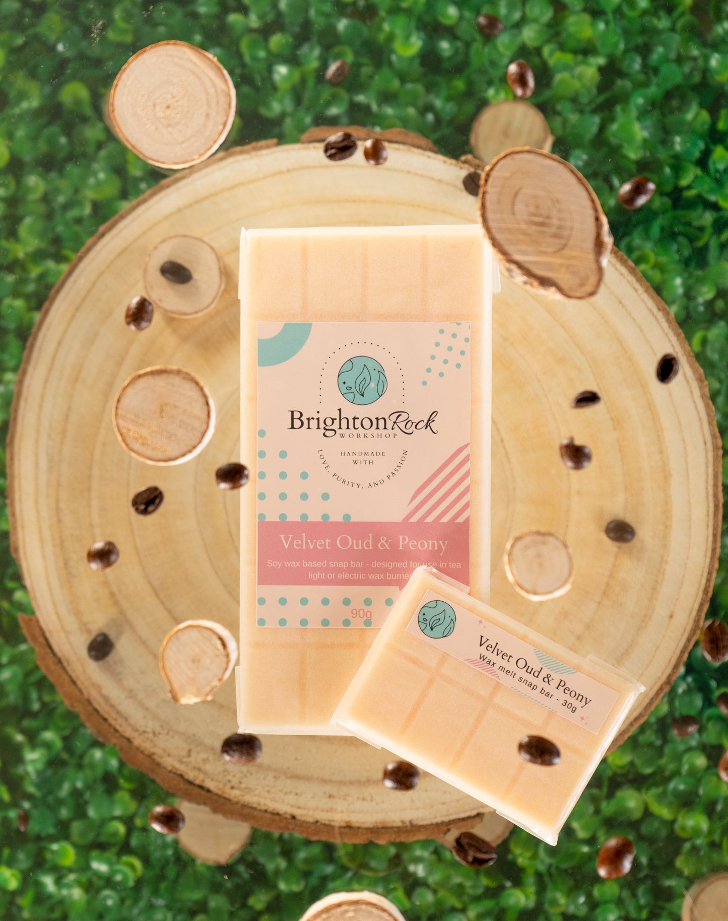 Velvet oud and peony scented 30g or 90g strongly scented wax melt snap bars. Eco friendly waxed paper packaging. Brighton Rock Workshop wax melts made in Spain and the United Kingdom, available in two sizes. Suitable for tea light or electric burners
