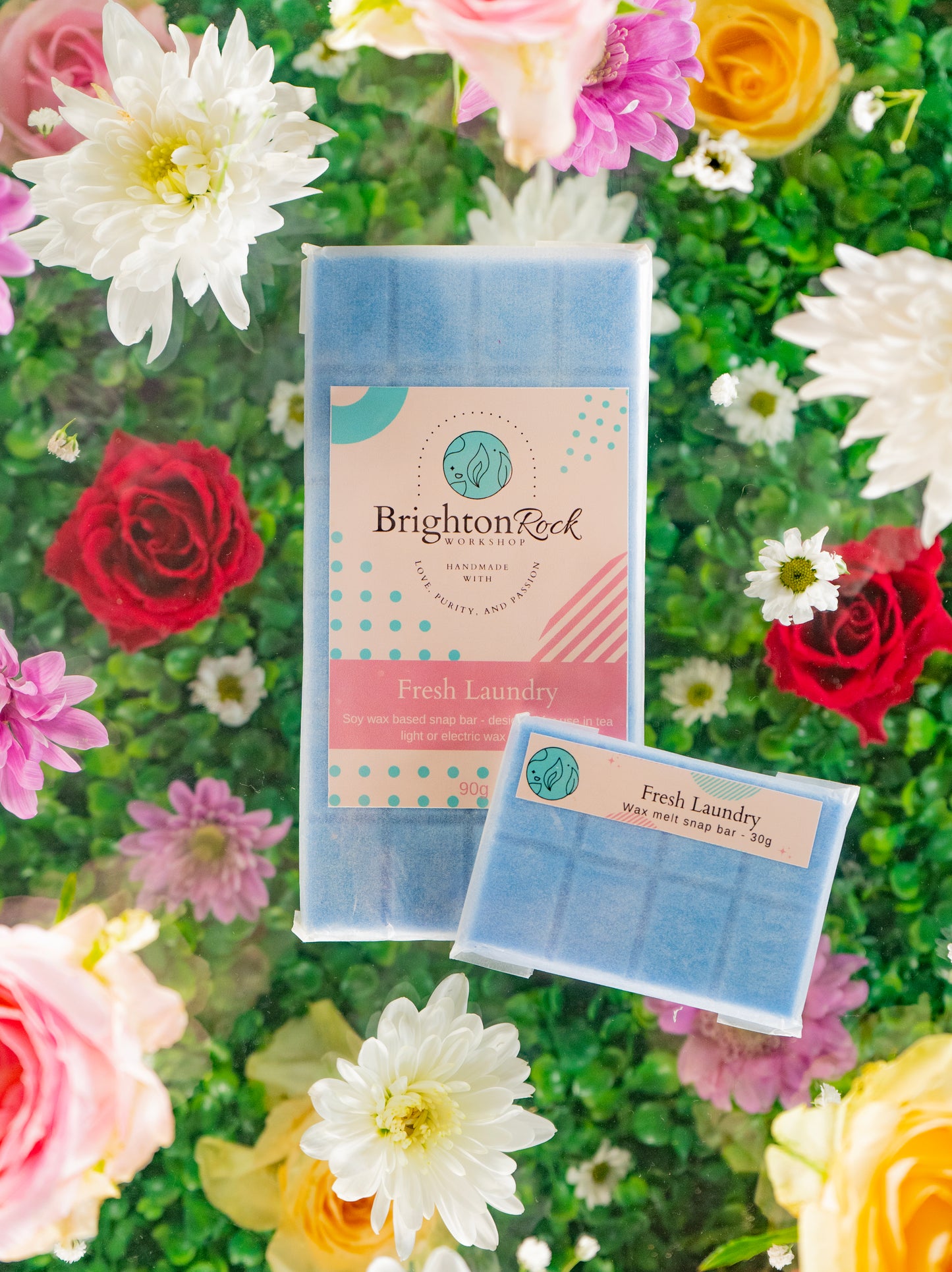 fresh laundry scented blue 30g or 90g strongly scented wax melt snap bars. Eco friendly waxed paper packaging. Brighton Rock Workshop wax melts made in Spain and the United Kingdom, available in two sizes. Suitable for tea light or electric burners