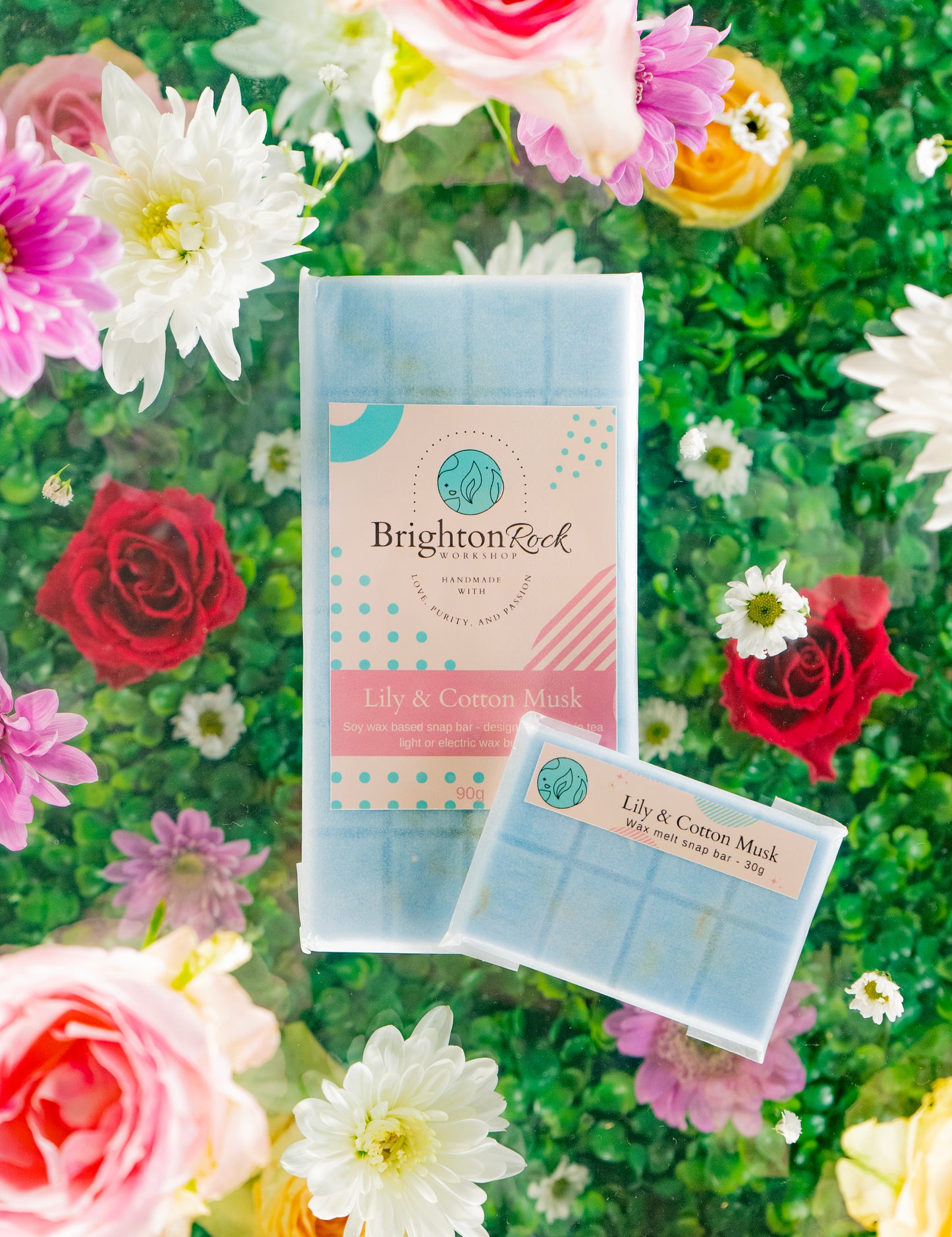 Delicate Lily and cotton musk fragranced 30g or 90g strongly scented wax melt snap bars. Eco friendly waxed paper packaging. Brighton Rock Workshop wax melts made in Spain and the United Kingdom, available in two sizes. Suitable for tea light or electric burners