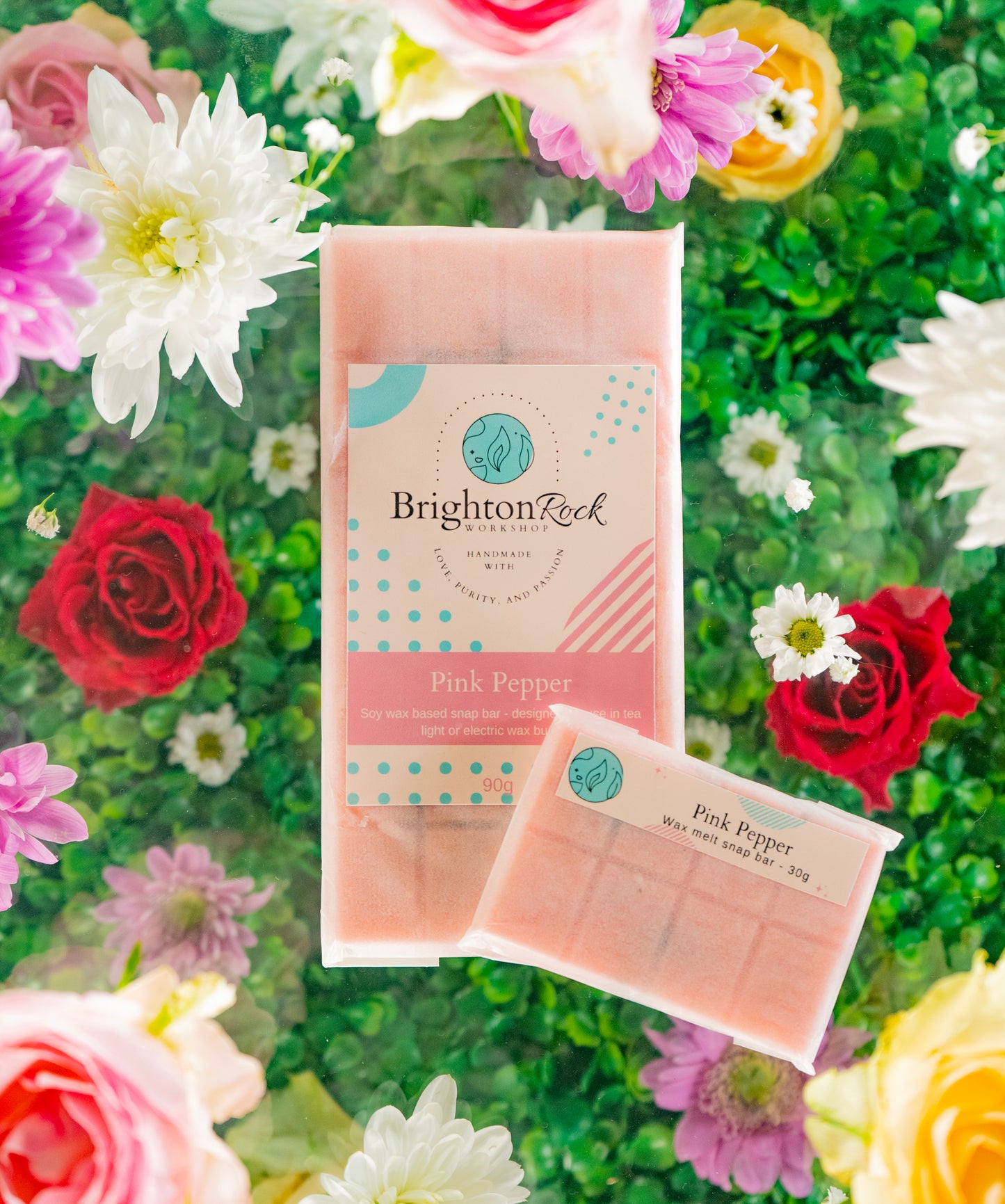 Pink pepper and rose petals scented 30g or 90g strongly scented wax melt snap bars. Eco friendly waxed paper packaging. Brighton Rock Workshop wax melts made in Spain and the United Kingdom, available in two sizes. Suitable for tea light or electric burners