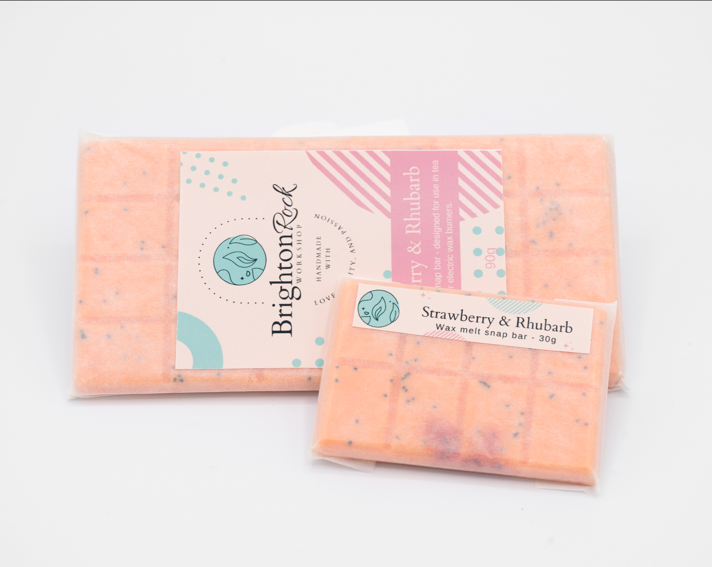 Strawberry and rhubarb fragranced wax melt decorated with poppy seed. 30g or 90g strongly scented wax melt snap bars. Eco friendly waxed paper packaging. Brighton Rock Workshop wax melts made in Spain and the United Kingdom, available in two sizes. Suitable for tea light or electric burners