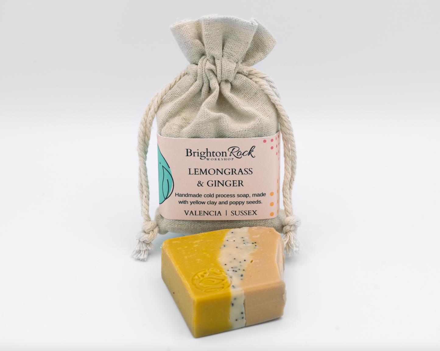 lemongrass & ginger detoxifying aromatherapy scanted natural soap in cotton drawstring bag with Brighton Rock Workshop label. Handmade in Spain. Made with natural skin-loving ingredients. Olive oil, shea butter, coconut oil, cocoa butter, rose clay and botanical ingredients. eco friendly and sustainable