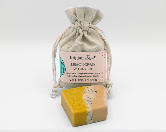 lemongrass & ginger detoxifying aromatherapy scanted natural soap in cotton drawstring bag with Brighton Rock Workshop label. Handmade in Spain. Made with natural skin-loving ingredients. Olive oil, shea butter, coconut oil, cocoa butter, rose clay and botanical ingredients. eco friendly and sustainable