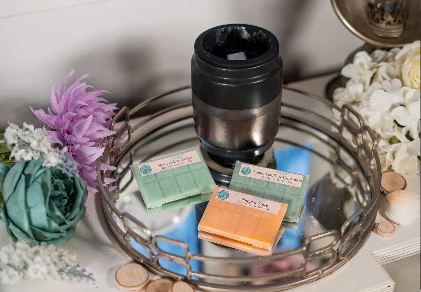 apple vanilla and cinnamon 30g or 90g strongly scented wax melt snap bars. Eco friendly waxed paper packaging. Brighton Rock Workshop wax melts made in Spain and the United Kingdom, available in two sizes. Suitable for tea light or electric burners