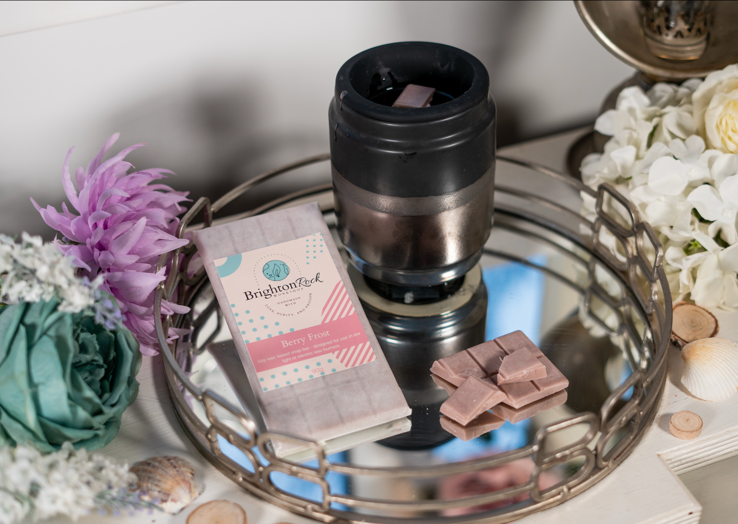 berry frost 30g or 90g strongly scented wax melt snap bars. Eco friendly waxed paper packaging. Brighton Rock Workshop wax melts made in Spain and the United Kingdom, available in two sizes. Suitable for tea light or electric burners