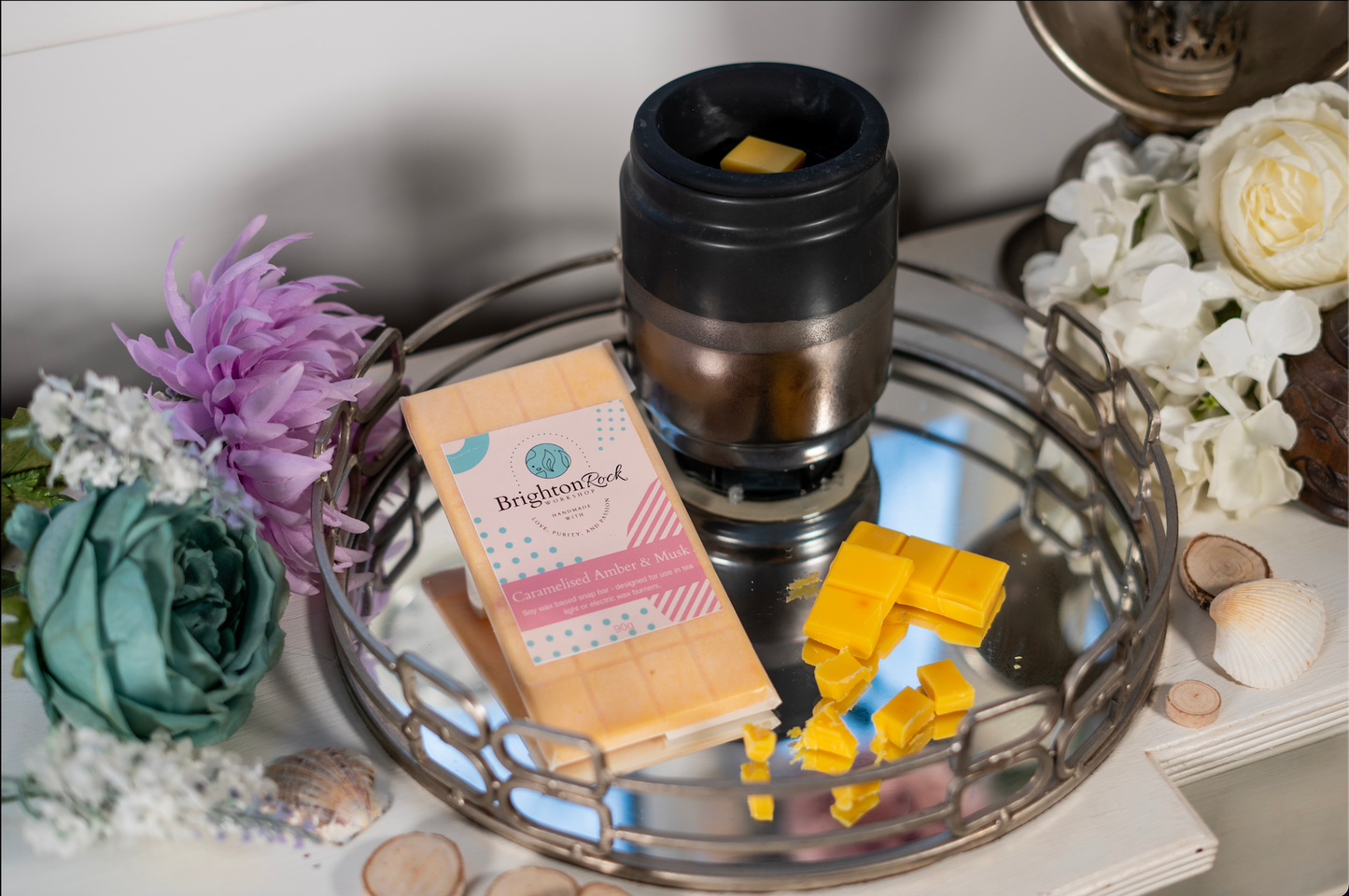 caramelised amber and musk 30g or 90g strongly scented wax melt snap bars. Eco friendly waxed paper packaging. Brighton Rock Workshop wax melts made in Spain and the United Kingdom, available in two sizes. Suitable for tea light or electric burners