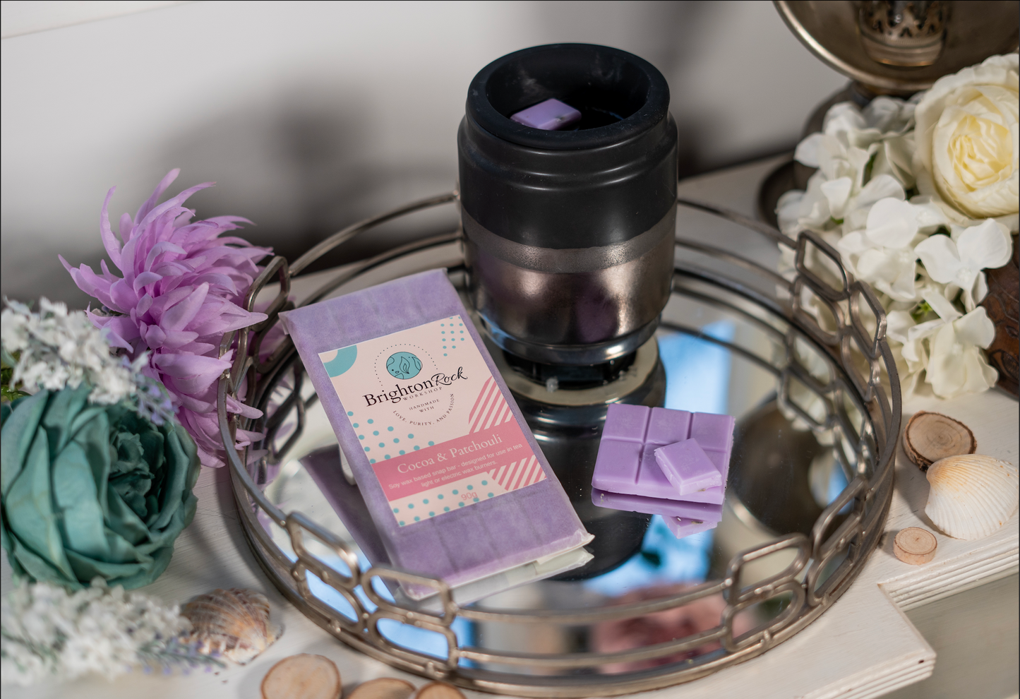 cocoa and patchouli 30g or 90g strongly scented wax melt snap bars. Eco friendly waxed paper packaging. Brighton Rock Workshop wax melts made in Spain and the United Kingdom, available in two sizes. Suitable for tea light or electric burners