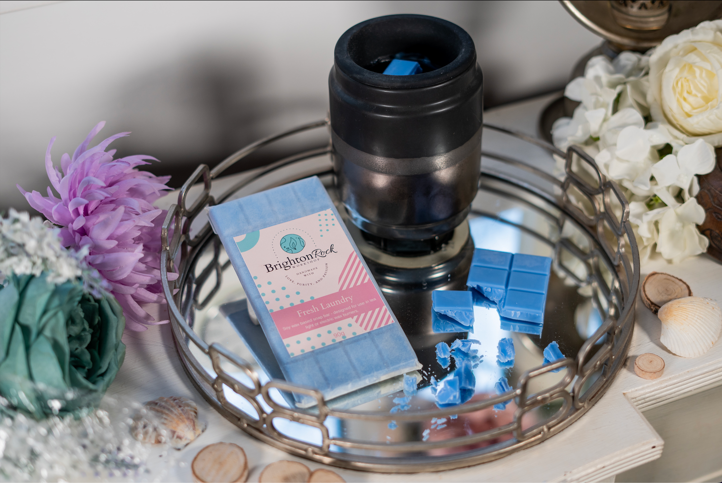 fresh laundry scented blue 30g or 90g strongly scented wax melt snap bars. Eco friendly waxed paper packaging. Brighton Rock Workshop wax melts made in Spain and the United Kingdom, available in two sizes. Suitable for tea light or electric burners