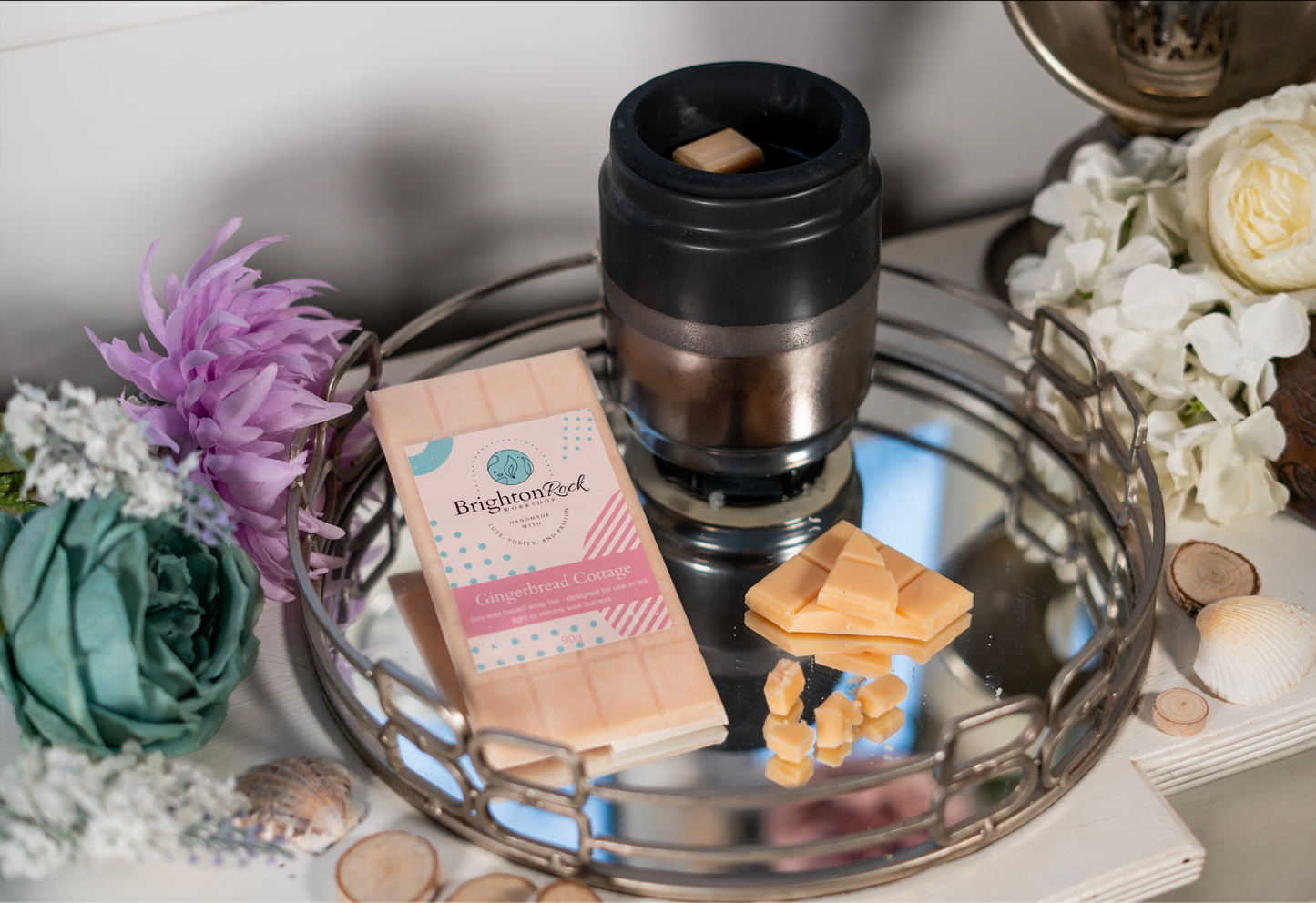 gingerbread cottage scented 30g or 90g strongly scented wax melt snap bars. Eco friendly waxed paper packaging. Brighton Rock Workshop wax melts made in Spain and the United Kingdom, available in two sizes. Suitable for tea light or electric burners