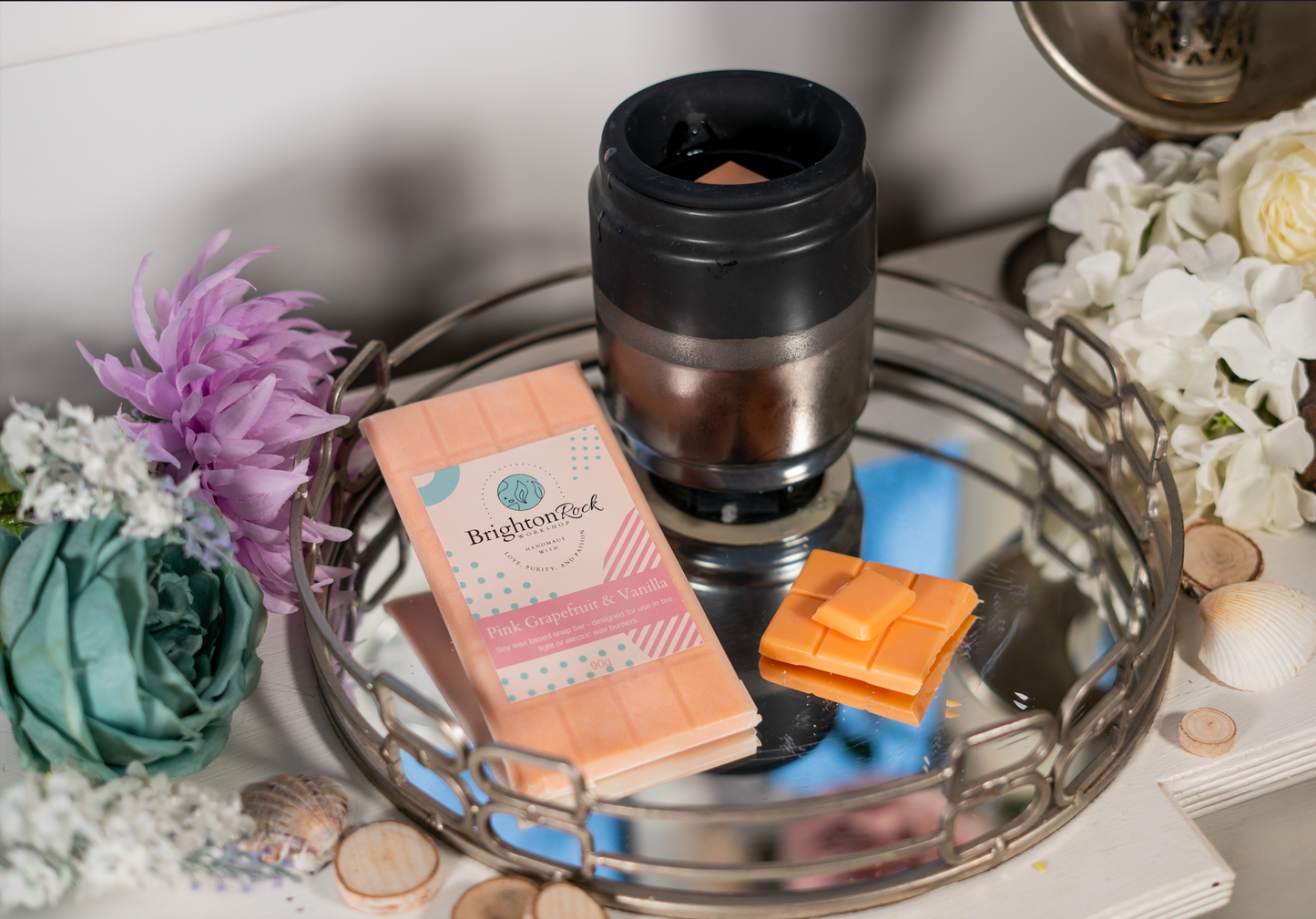 pink grapefruit and vanilla scented 30g or 90g strongly scented wax melt snap bars. Eco friendly waxed paper packaging. Brighton Rock Workshop wax melts made in Spain and the United Kingdom, available in two sizes. Suitable for tea light or electric burners