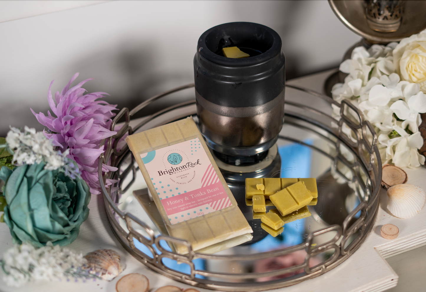 honey and tonka 30g or 90g strongly scented wax melt snap bars. Eco friendly waxed paper packaging. Brighton Rock Workshop wax melts made in Spain and the United Kingdom, available in two sizes. Suitable for tea light or electric burners