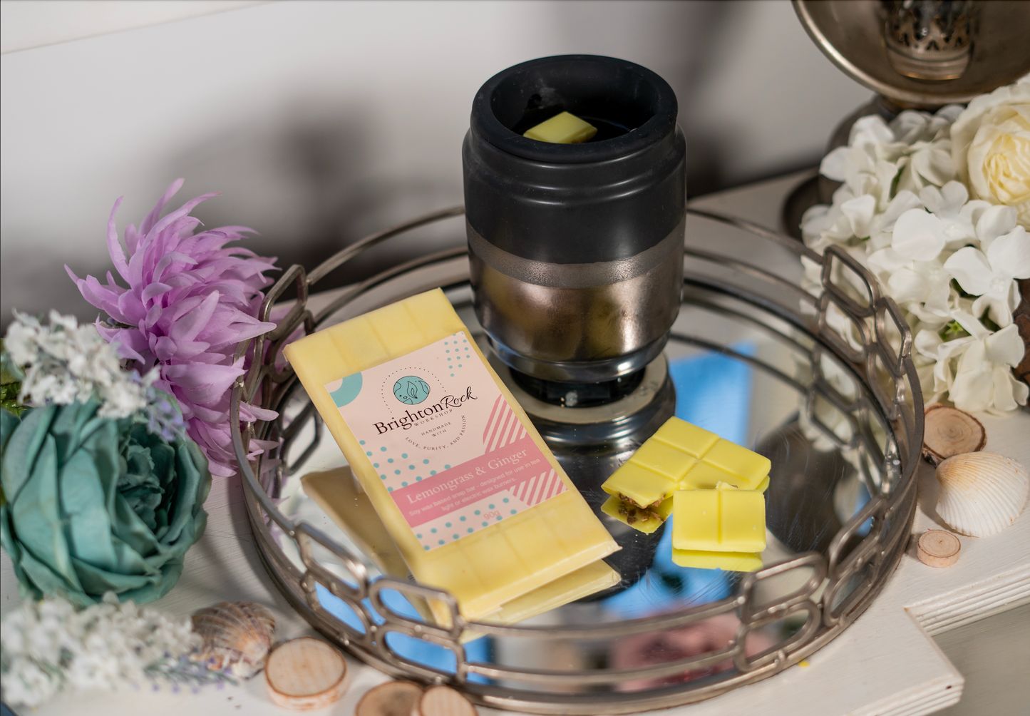 Lemongrass & ginger 30g or 90g strongly scented wax melt snap bars. Eco friendly waxed paper packaging. Brighton Rock Workshop wax melts made in Spain and the United Kingdom, available in two sizes. Suitable for tea light or electric burners