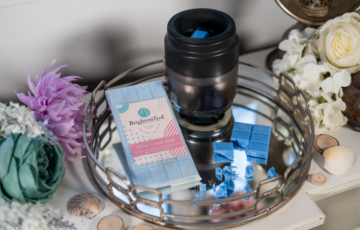 Delicate Lily and cotton musk fragranced 30g or 90g strongly scented wax melt snap bars. Eco friendly waxed paper packaging. Brighton Rock Workshop wax melts made in Spain and the United Kingdom, available in two sizes. Suitable for tea light or electric burners