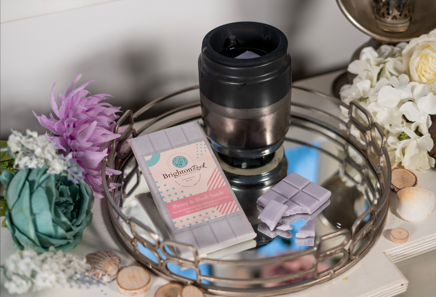 Peony and blush suede scented 30g or 90g strongly scented wax melt snap bars. Eco friendly waxed paper packaging. Brighton Rock Workshop wax melts made in Spain and the United Kingdom, available in two sizes. Suitable for tea light or electric burners