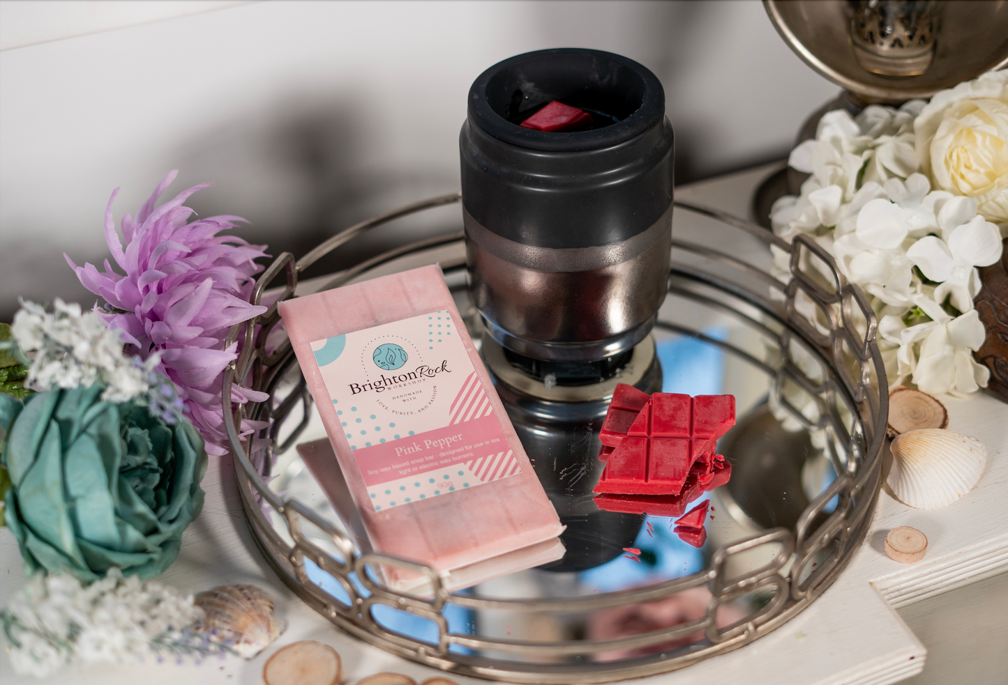 Pink pepper and rose petals scented 30g or 90g strongly scented wax melt snap bars. Eco friendly waxed paper packaging. Brighton Rock Workshop wax melts made in Spain and the United Kingdom, available in two sizes. Suitable for tea light or electric burners
