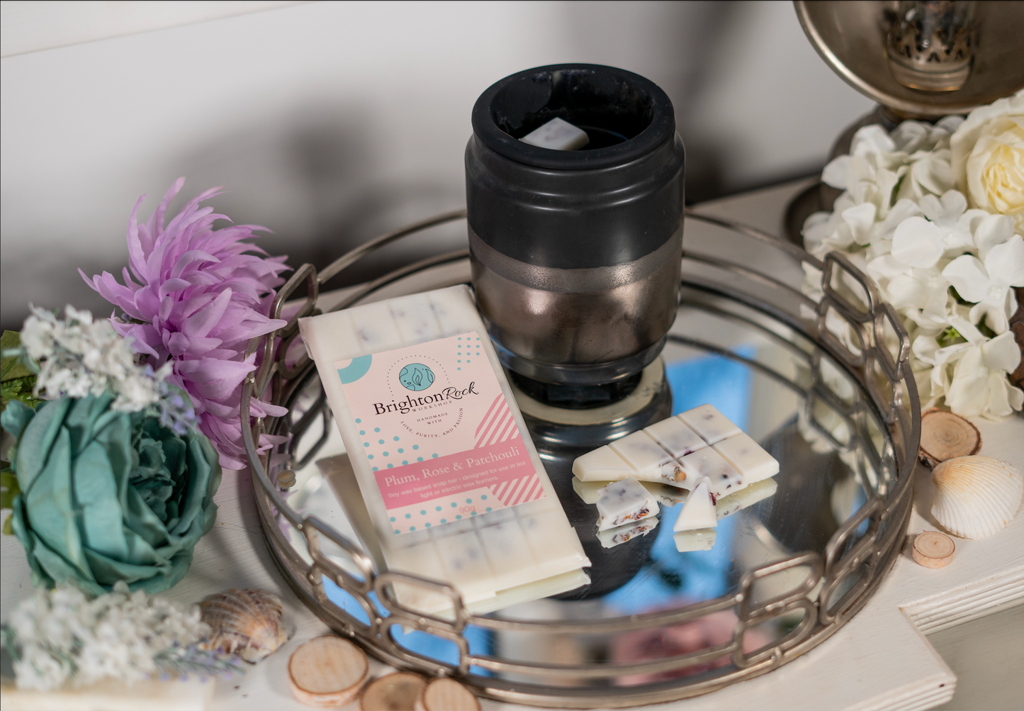 Plum, rose & patchouli scented 30g or 90g strongly scented wax melt snap bars. Eco friendly waxed paper packaging. Brighton Rock Workshop wax melts made in Spain and the United Kingdom, available in two sizes. Suitable for tea light or electric burners