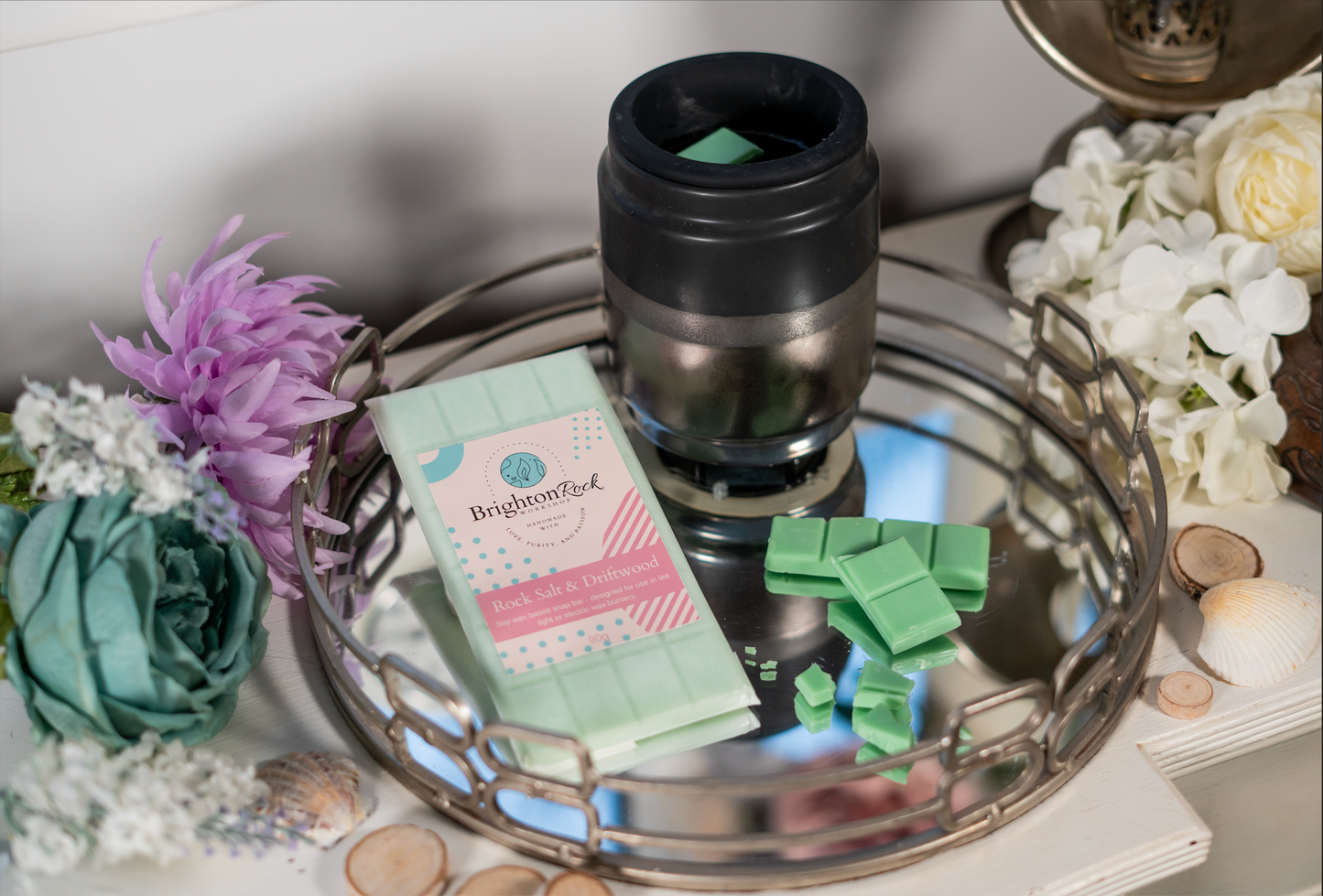 Rock salt & driftwood marine inspired scented 30g or 90g strongly scented wax melt snap bars. Eco friendly waxed paper packaging. Brighton Rock Workshop wax melts made in Spain and the United Kingdom, available in two sizes. Suitable for tea light or electric burners