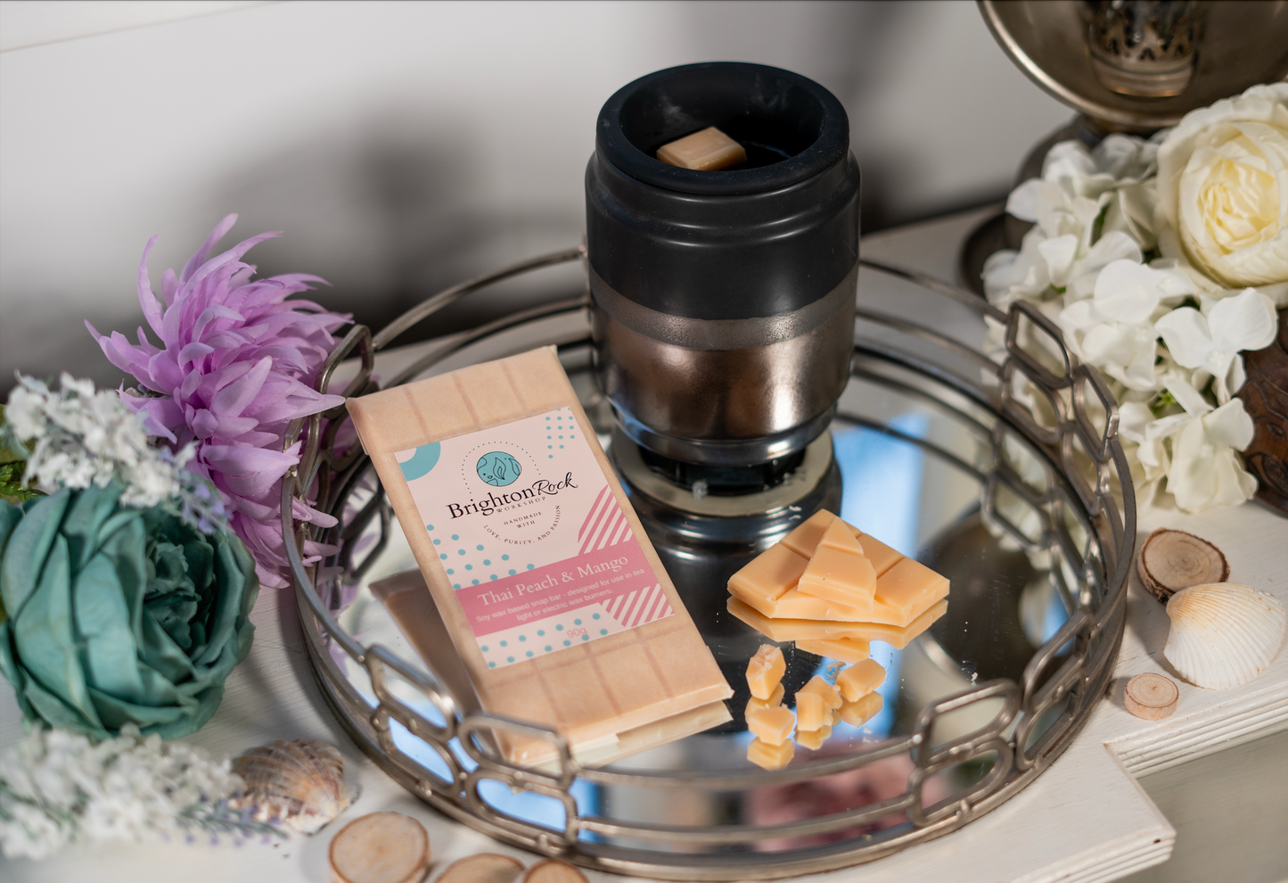 Thai peach and mango scented 30g or 90g strongly scented wax melt snap bars. Eco friendly waxed paper packaging. Brighton Rock Workshop wax melts made in Spain and the United Kingdom, available in two sizes. Suitable for tea light or electric burners