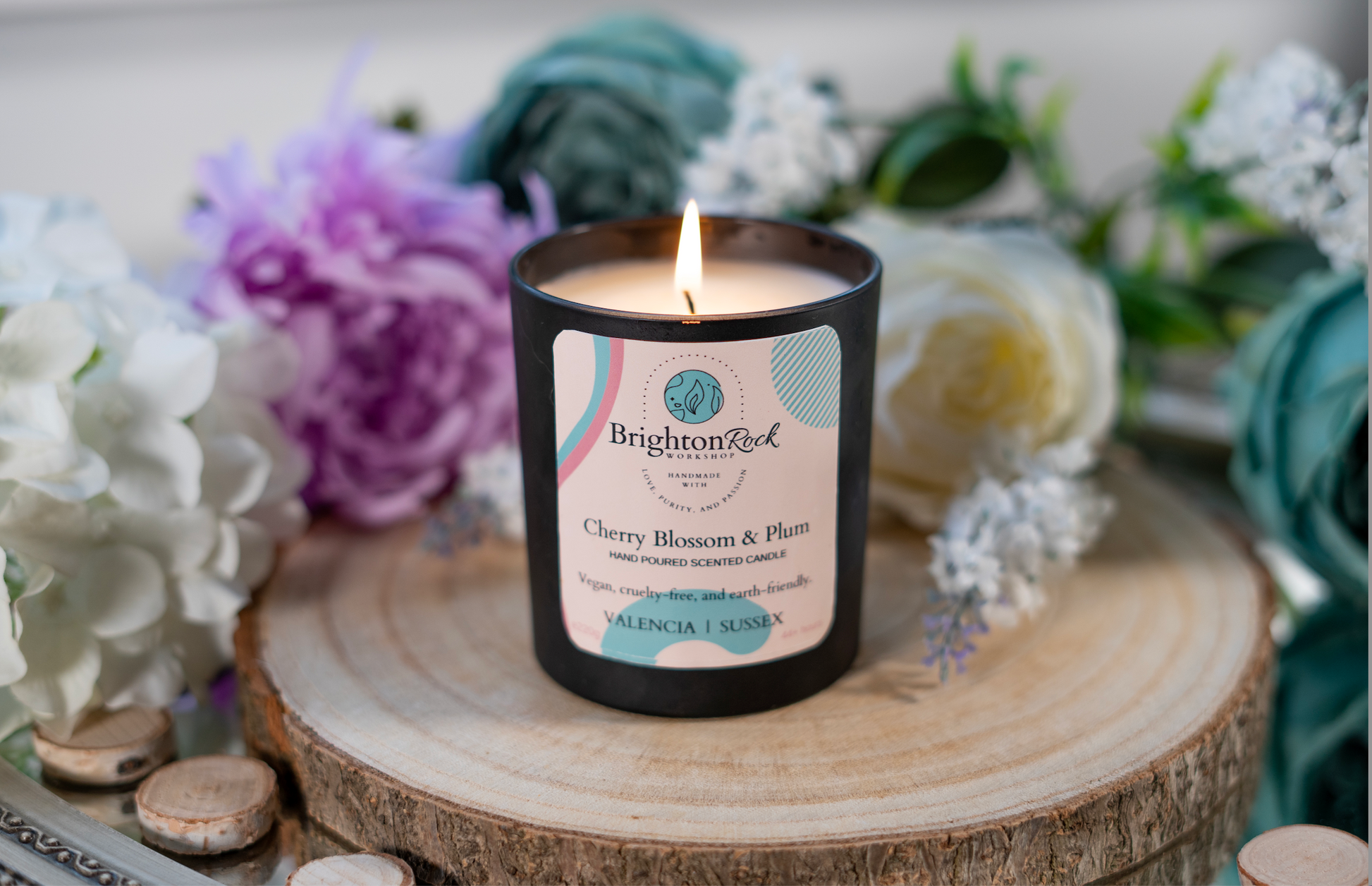 Cherry blossom & plum Brighton Rock Workshop independent brand scented candle in 220g black Italian glass jar. Strongly scented home fragrance, made in Alicante, Spain. Ships to Europe and the UK. Eco-friendly packaging, vegan & cruelty-free
