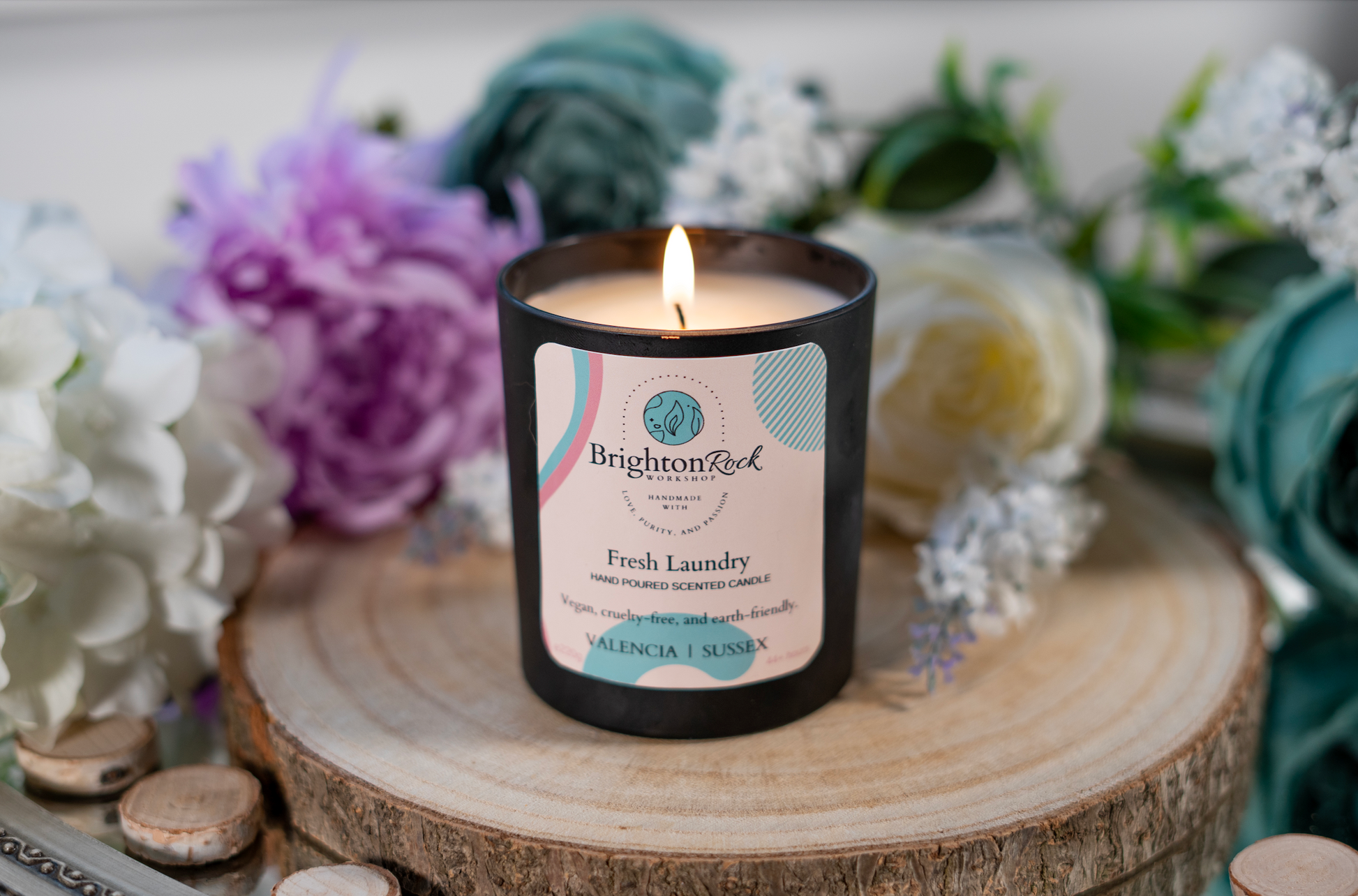 Fresh Laundry Brighton Rock Workshop independent brand scented candle in 220g black Italian glass jar. Strongly scented home fragrance, made in Alicante, Spain. Ships to Europe and the UK. Eco-friendly packaging, vegan & cruelty-free
