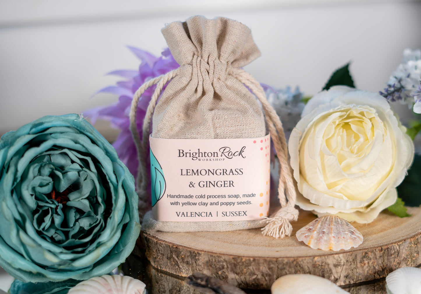 lemongrass & ginger detoxifying aromatherapy scanted natural soap in cotton drawstring bag with Brighton Rock Workshop label. Handmade in Spain. Made with natural skin-loving ingredients. Olive oil, shea butter, coconut oil, cocoa butter, rose clay and botanical ingredients. eco friendly and sustainable