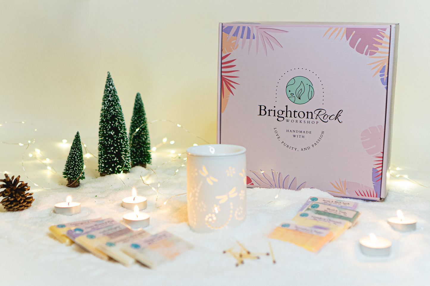 wax melt and burner selection box gift set with tea lights, burner, matches and melts. gifts presents for mothers day, birthday, Christmas, for sister, auntie, mum, girlfriend, wife. home fragrances complete set