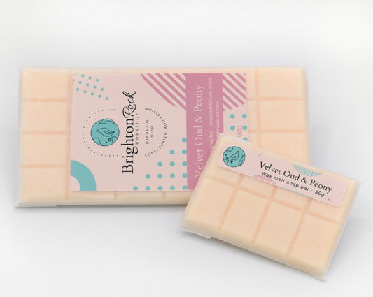 Velvet oud and peony scented 30g or 90g strongly scented wax melt snap bars. Eco friendly waxed paper packaging. Brighton Rock Workshop wax melts made in Spain and the United Kingdom, available in two sizes. Suitable for tea light or electric burners