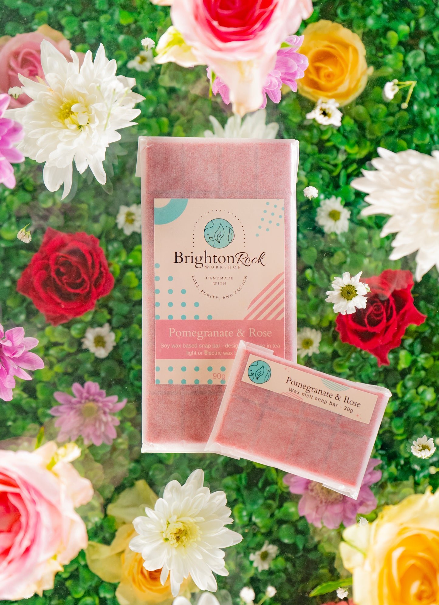 Pomegranate and rose scented 30g or 90g strongly scented wax melt snap bars. Eco friendly waxed paper packaging. Brighton Rock Workshop wax melts made in Spain and the United Kingdom, available in two sizes. Suitable for tea light or electric burners