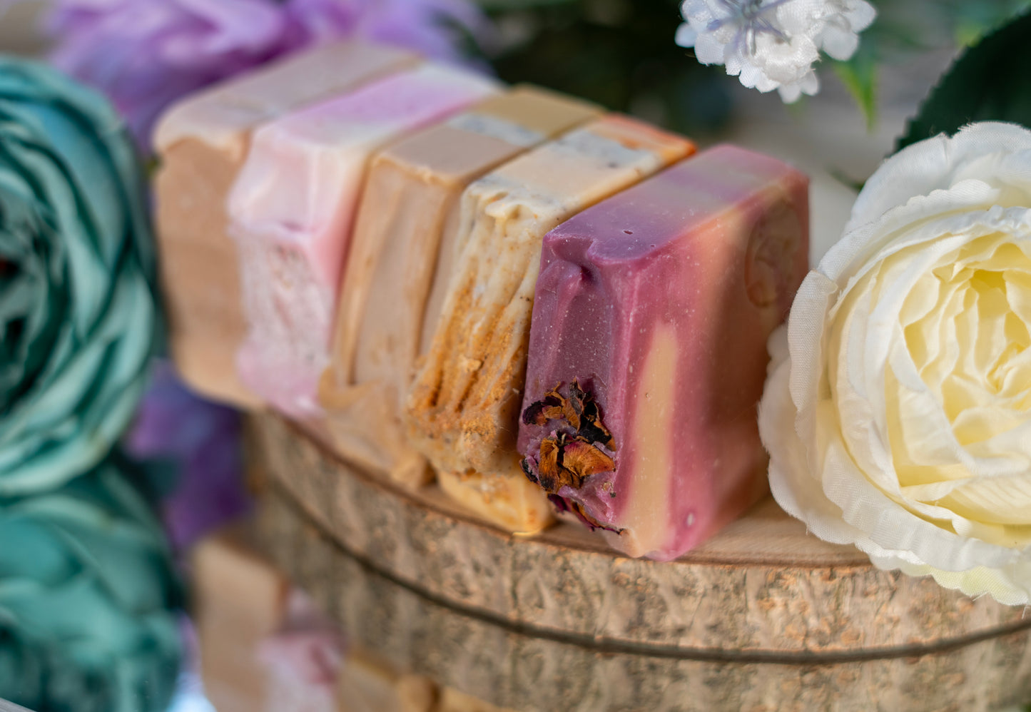 Plum, rose & patchouli scanted natural soap in cotton drawstring bag with Brighton Rock Workshop label. Handmade in Spain. Made with natural skin-loving ingredients. Olive oil, shea butter, coconut oil, cocoa butter, rose clay and botanical ingredients. eco friendly and sustainable