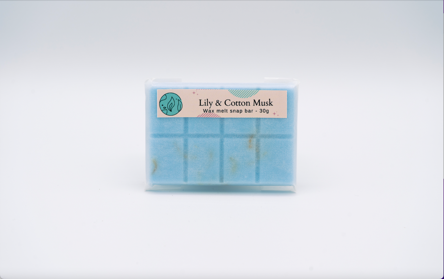 Delicate Lily and cotton musk fragranced 30g or 90g strongly scented wax melt snap bars. Eco friendly waxed paper packaging. Brighton Rock Workshop wax melts made in Spain and the United Kingdom, available in two sizes. Suitable for tea light or electric burners