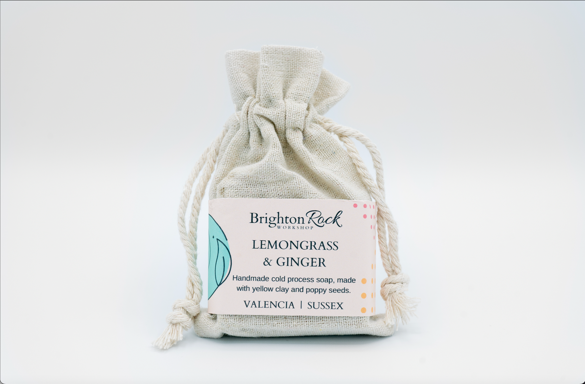 lemongrass & ginger detoxifying aromatherapy scanted natural soap in cotton drawstring bag with Brighton Rock Workshop label. Handmade in Spain. Made with natural skin-loving ingredients. Olive oil, shea butter, coconut oil, cocoa butter, rose clay and botanical ingredients. eco friendly and sustainable