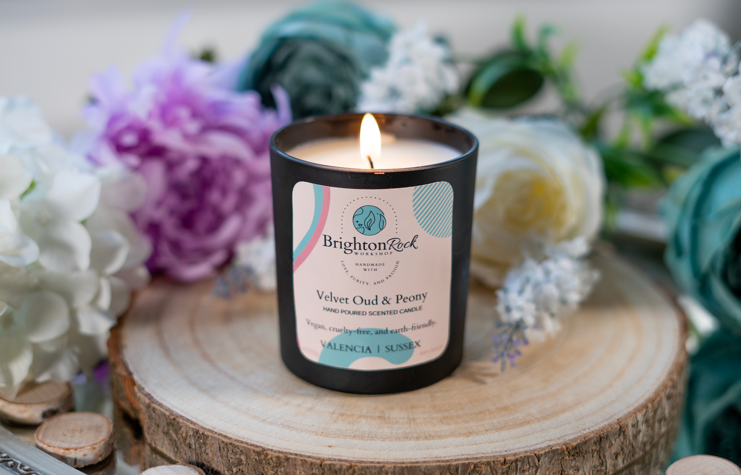 velvet oud & peony Brighton Rock Workshop independent brand scented candle in 220g black Italian glass jar. Strongly scented home fragrance, made in Alicante, Spain. Ships to Europe and the UK. Eco-friendly packaging, vegan & cruelty-free